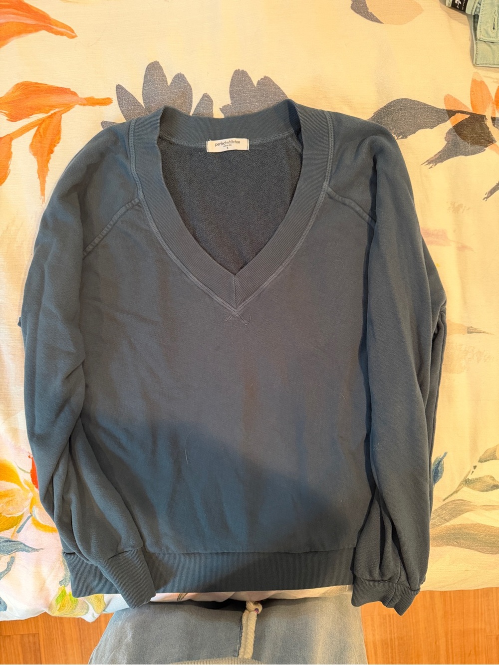 V-Neck sweatshirt
